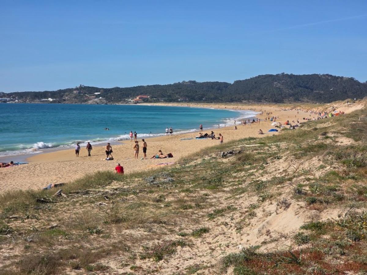 Las playas lucen una imagen veraniega en Viernes Santo. Las playas lucen una imagen veraniega en Viernes Santo.