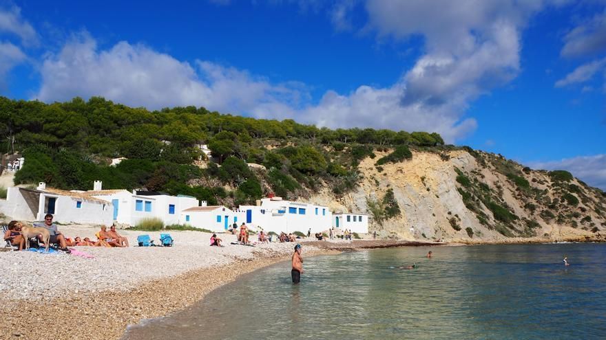 La cala del Portitxol te hacen viajar a Grecia gracias a sus blancas casitas.