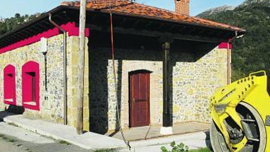 El edificio de la antigua escuela de Borines, ayer, ya remodelado.