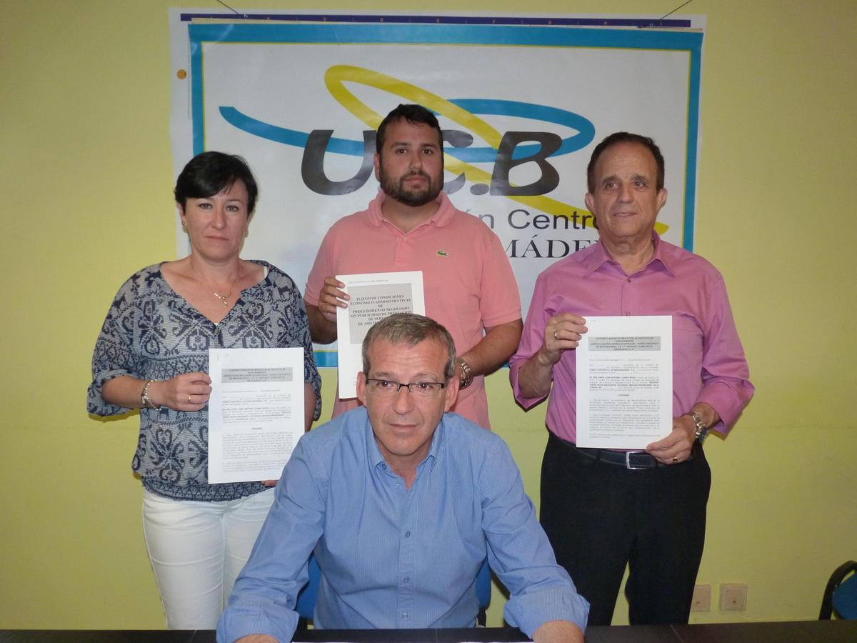 Francisco Salido (en el centro), cuando era teniente Alcalde de Benalmádena, junto otros concejales del UCB