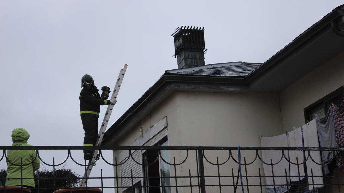 Un bombero inspecciona la chimenea