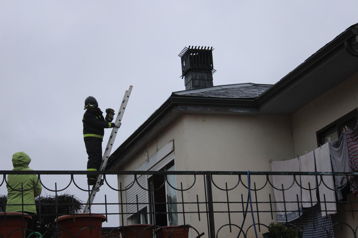 Un bombero inspecciona la chimenea