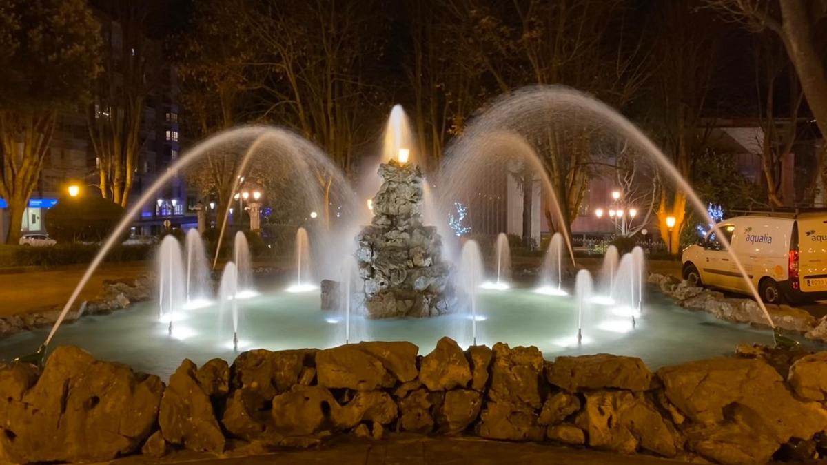 La fuente de las Ranas, iluminada.