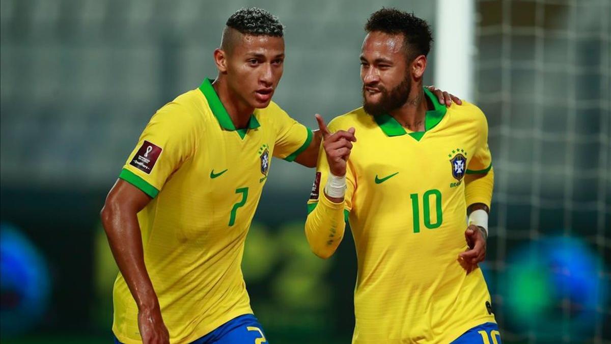 Neymar celebra uno de sus tres tantos que marcó contra Perú