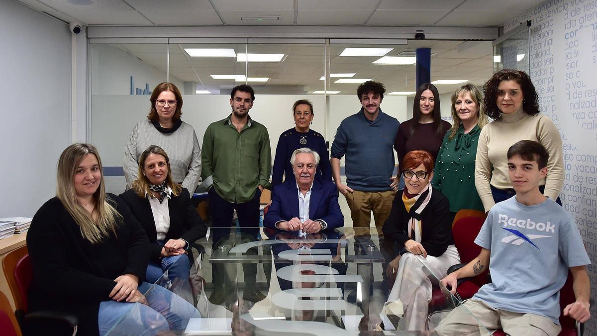 De izquierda a derecha, Yadira Calle, Teresa Fraile, Magdalena Beltrán, Álvaro Durán, Reyes Barrado, Jesús Durán, Alejandro Durán, María Iñiguez, Laura Tafur, Lucía Martín, Susana Rubio y Emilio Carlos.
