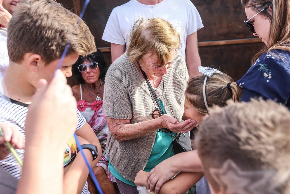 Vecinos de Orihuela Costa rinden homenaje al niño fallecido tras chocar con otro mientras jugaba