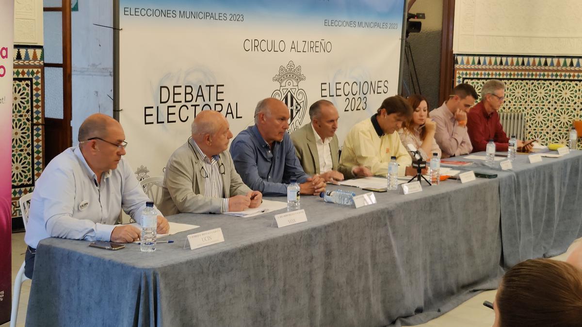 Montalvá, primer per la dreta, en el debat de candidats celebrat a la Gallera. A la dreta, Alfons Domínguez i Gemma Alós.