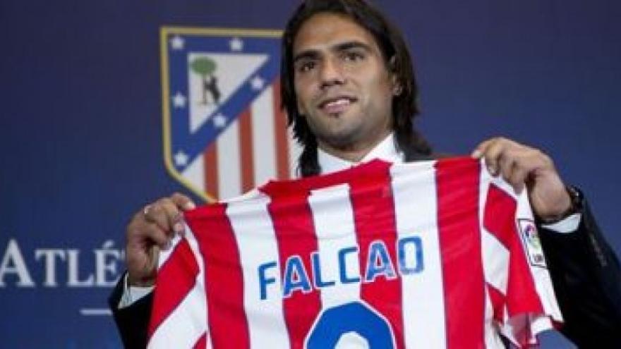 Diez mil aficionados aclaman a Falcao en su presentación