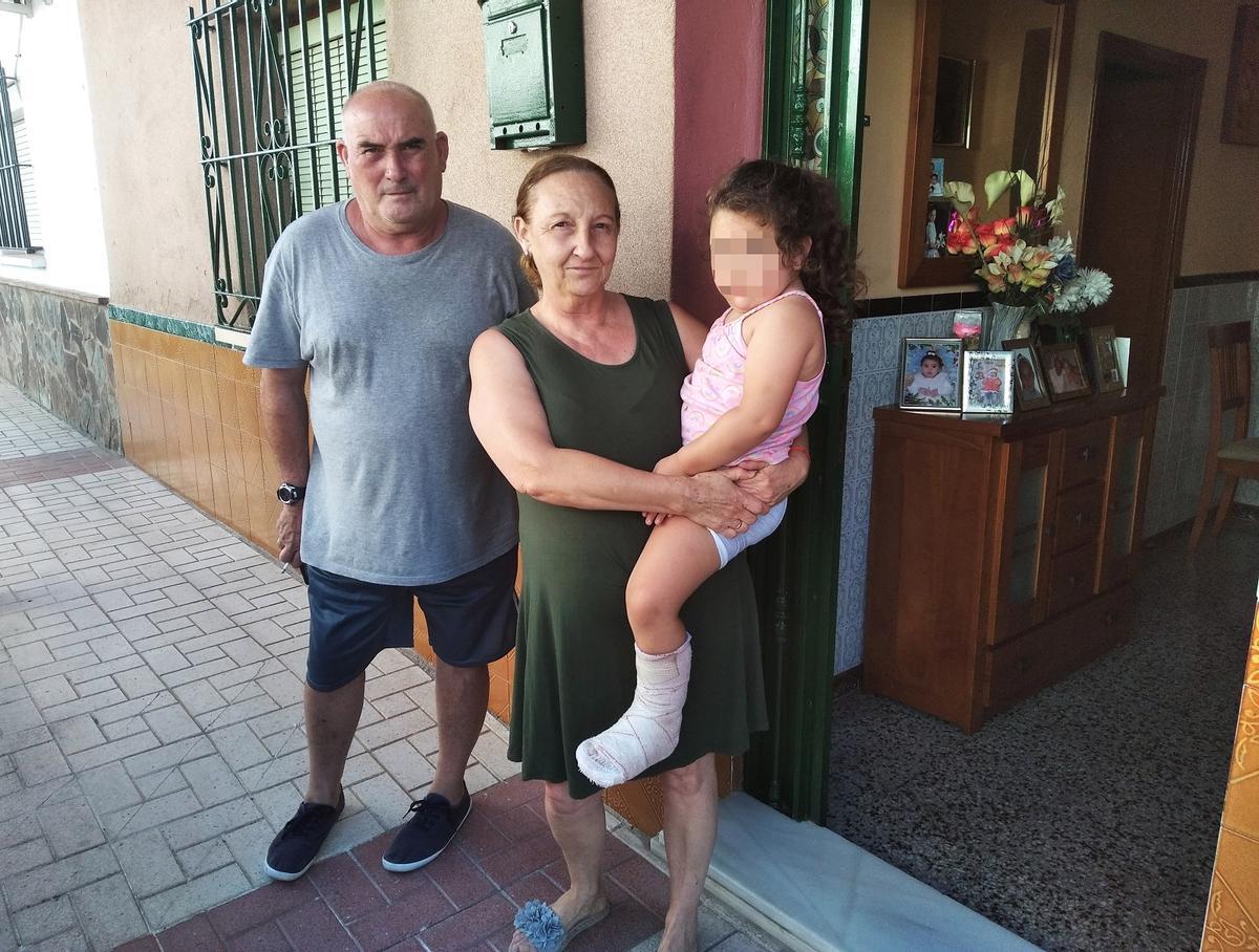 José, Nieves y su nieta Aroa, los tres se han caído en distintos puntos del barrio.