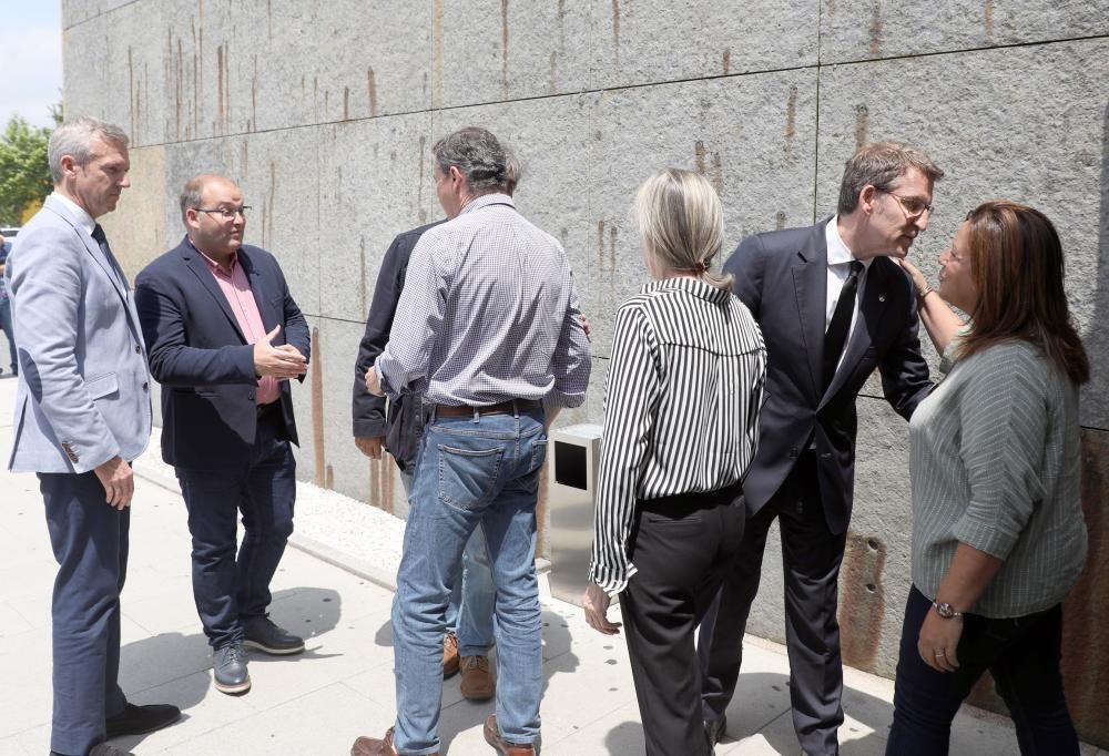 Alfonso Rueda, Pedro Puy y Miguel Tellado, algunos de los que acompañan al presidente de la Xunta en el tanatorio de Boisaca para dar el pésame a los familiares de Albor.