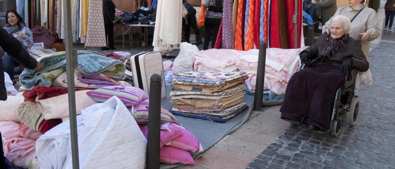 Xàtiva descarta mover de la plaza del Mercat a los vendedores ambulantes