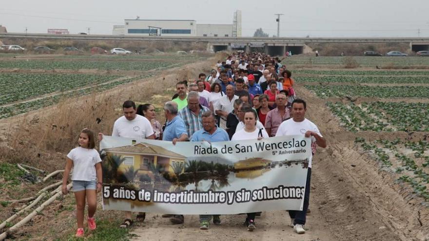 Los manifestantes recordaron durante la marcha el quinto aniversario de la inundación de San Wenceslao.