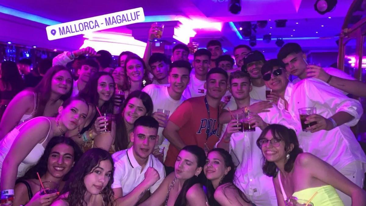 Los jóvenes disfrutando de una fiesta en el viaje de fin de curso en Mallorca