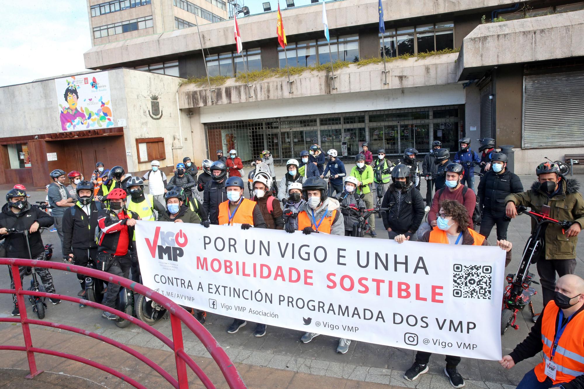 Medio centenar de personas se concentran en Vigo contra la "sobrerregulación" de Vehículos de Movilidad Personal