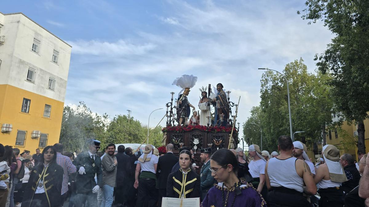 Bendición y Esperanza. El misterio de la hermandad del Polígono Sur continúa su estación de penitencia por la avenida de las Letanías.