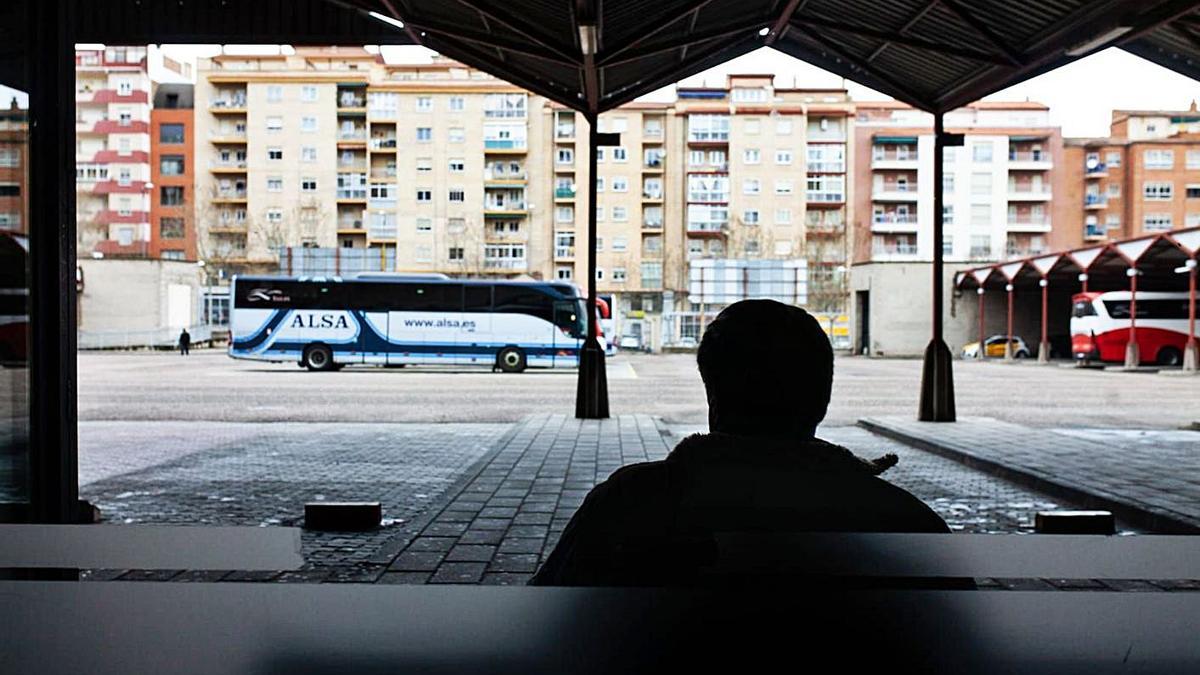 Un hombre sentado en la zona de hangares de la estación de autobuses de Zamora. | Emilio Fraile