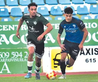 El Cacereño vence con claridad al Villanovense (0-2)