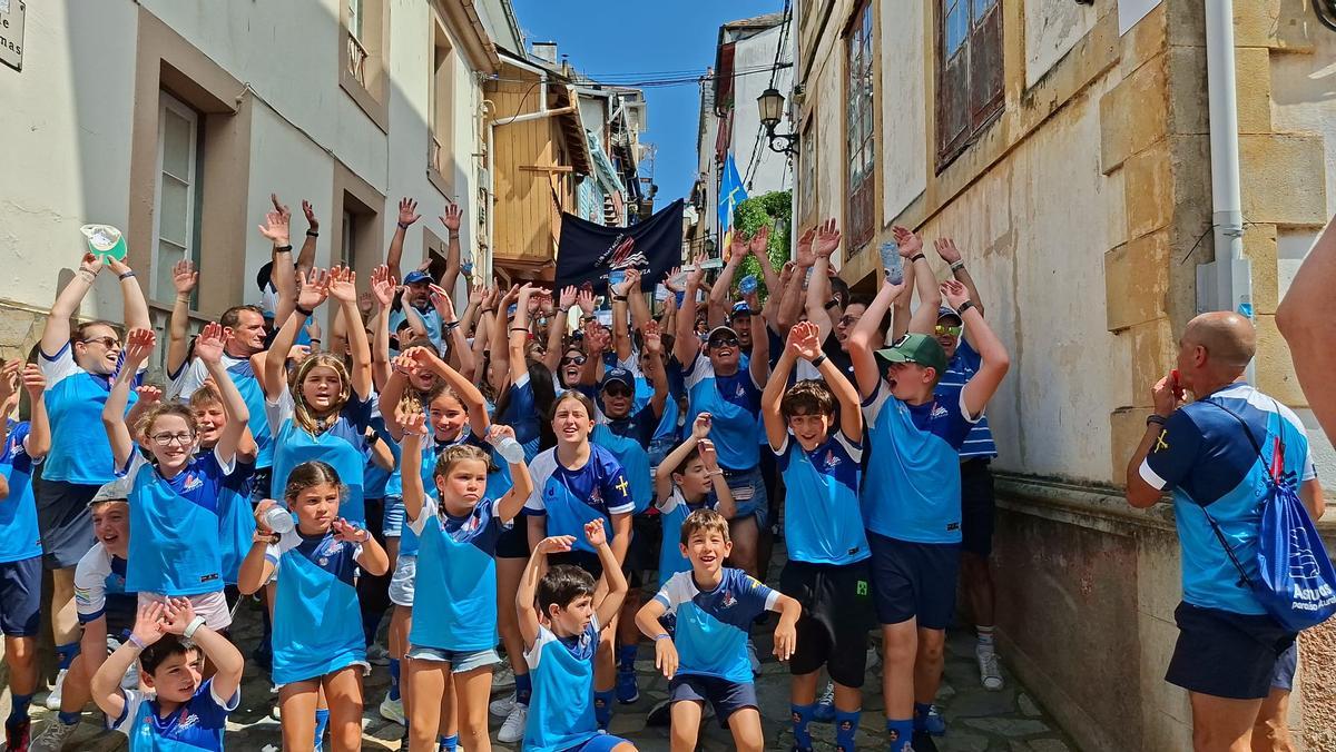En imágenes: Los nadadores toman las calles de Navia en un ambiente "espectacular" En imágenes: Los nadadores toman las calles de Navia en un ambiente "espectacular"