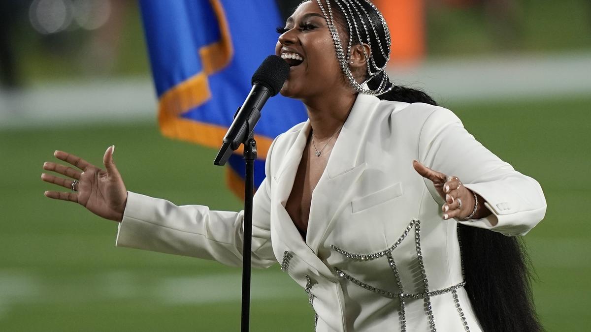 Jazmine Sullivan con tocado brillante en la ceremonia de la Super Bowl 2021