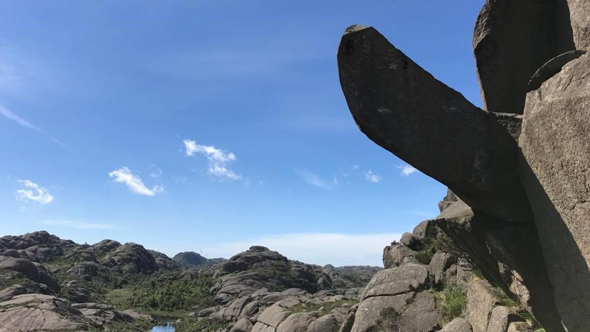 La roca 'Trollpikken', en Egersund, antes de ser objeto de vandalismo.