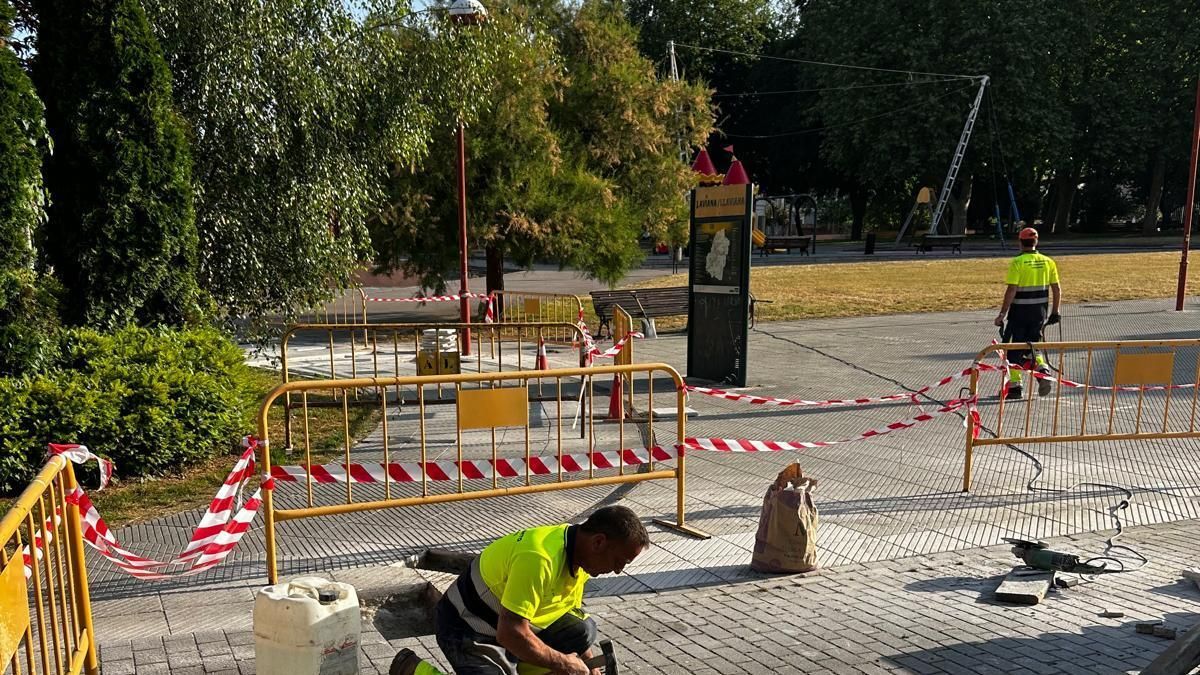 Trabajos de arreglo del adoquinado en la zona del parque de Laviana.