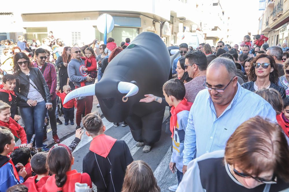 Toros "bravos" y carreras con el San Fermín infantil en de las fiestas patronales de Torrevieja