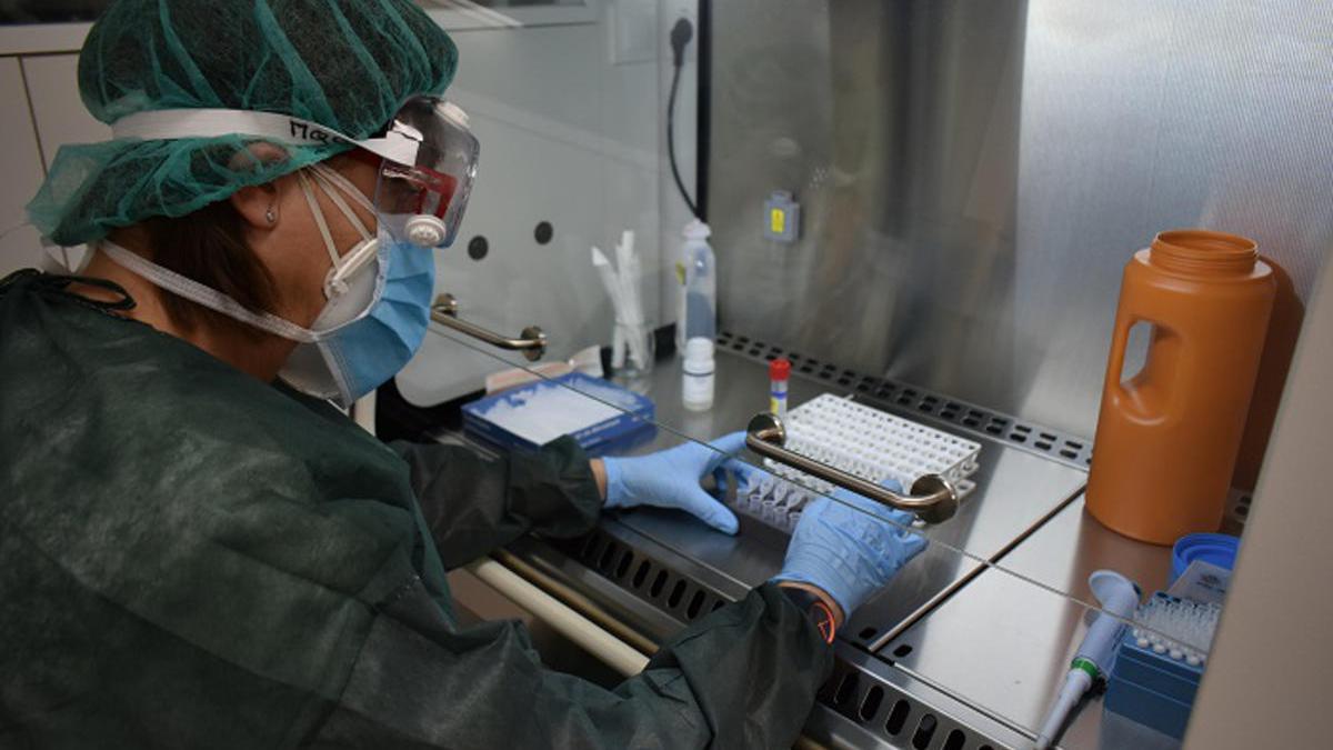 Una treballadora del laboratori de l&#039;ICS Girona analitzant mostres en les instal·lacions