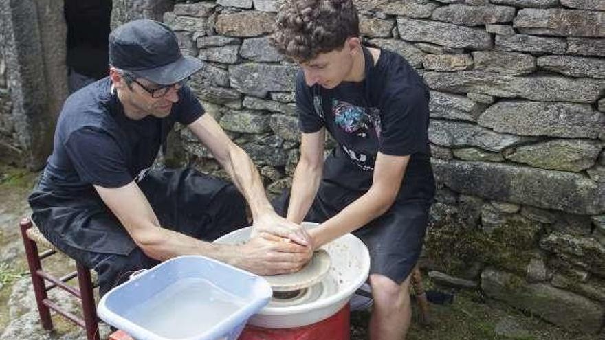 Un joven de Agolada aprende el arte del barro. // Bernabé/Ana Agra