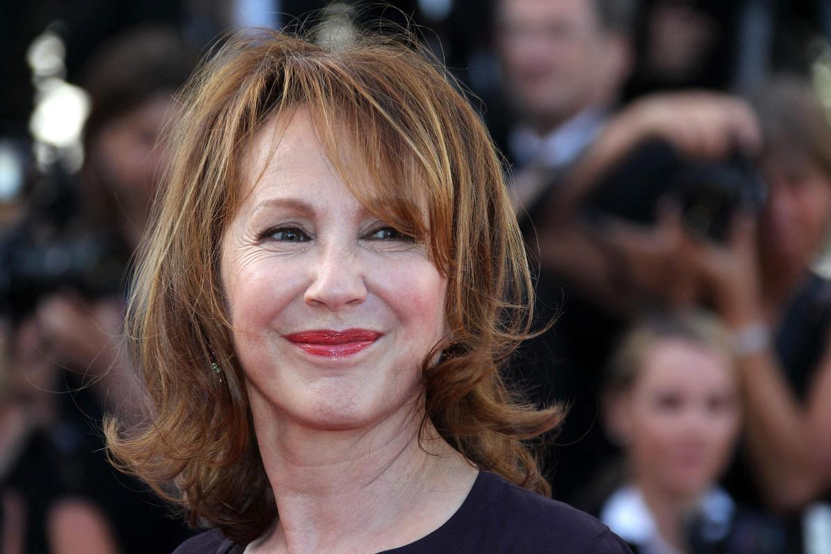 La actriz Nathalie Baye posa en la alfombra roja en en el 64º Festival de Cine de Cannes, el 16 de mayo de 2011.