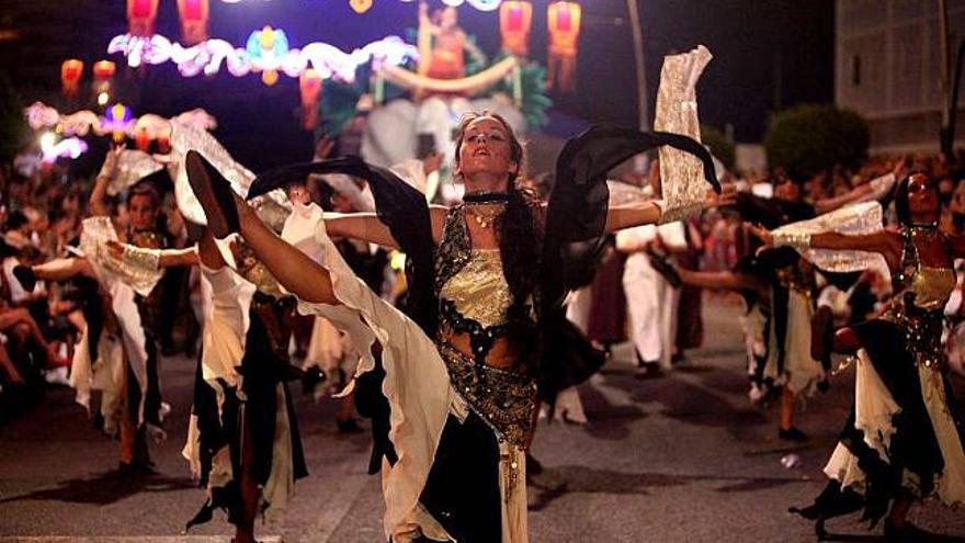 Un instante del desfile celebrado ayer, en el que destacó el colorido de los trajes.