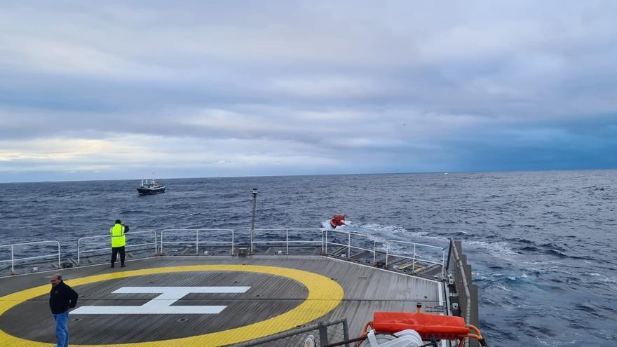 Rescate en Gran Sol: un arrastrero vigués, remolcado 120 millas por el buque hospital Esperanza del Mar