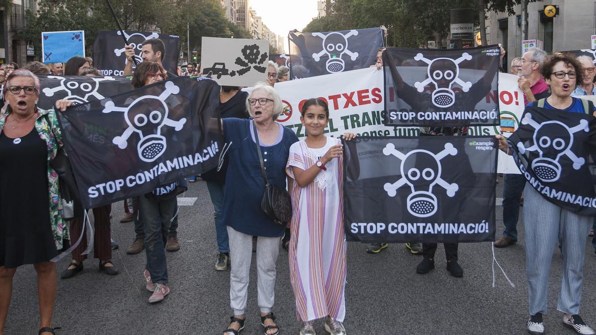 Agosto del 2019, calle de Aragó. Una de las primeras protestas de Eixample Respira