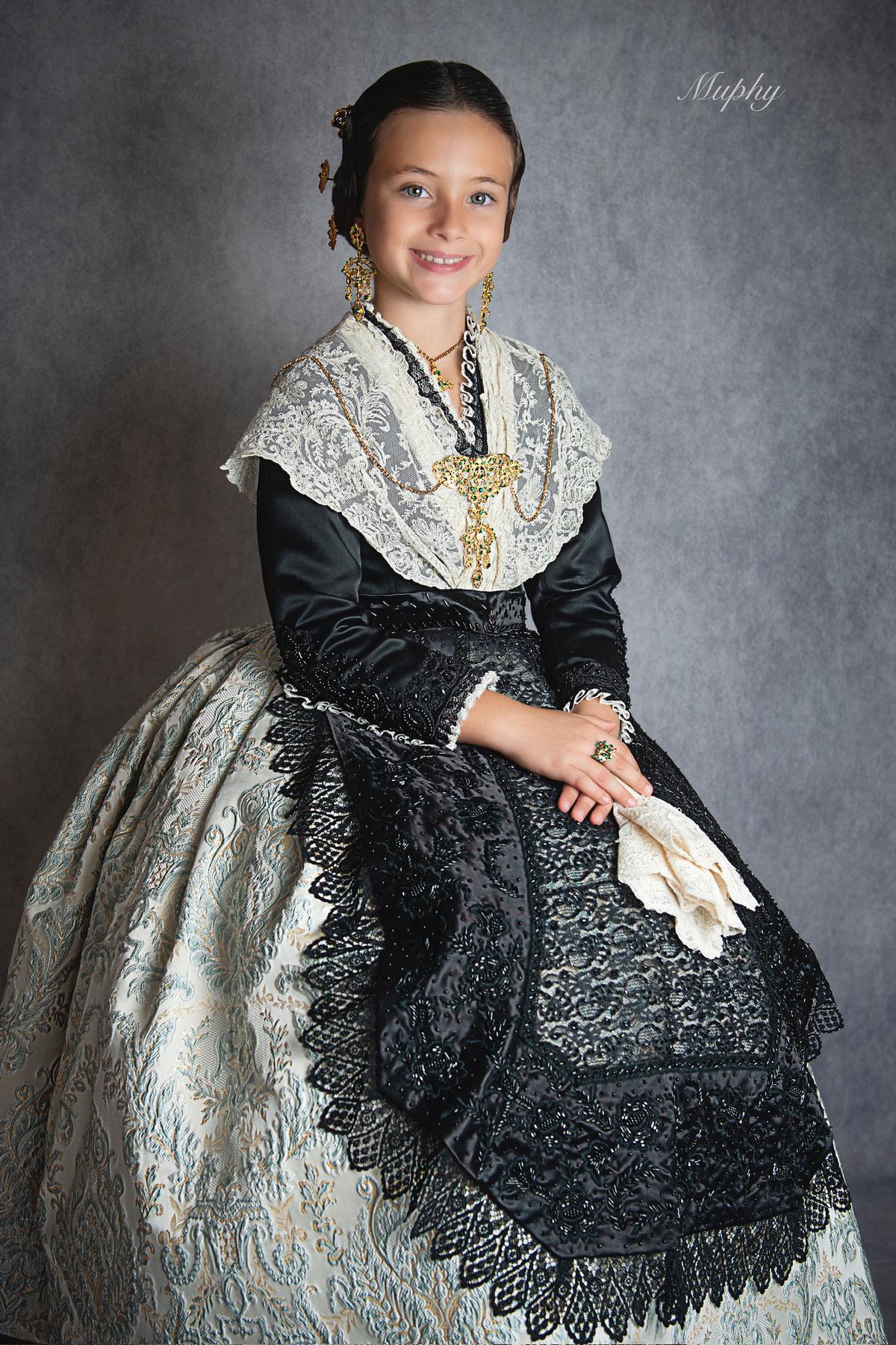 Nayra vestida de castellonera.