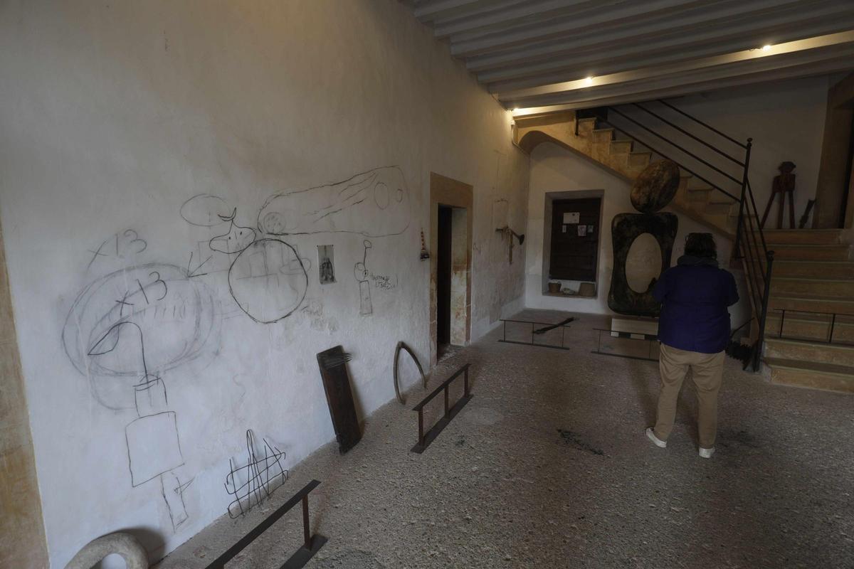 Interior de la 'possessió' en la que se conservan grafitos realizados por Miró.