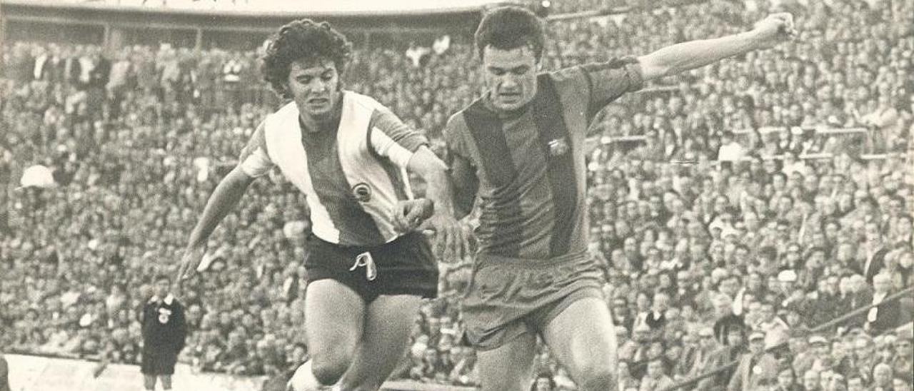 Albaladejo, como azulgrana, junto al Tigre Barrios en un Hércules-FC Barcelona de 1975.