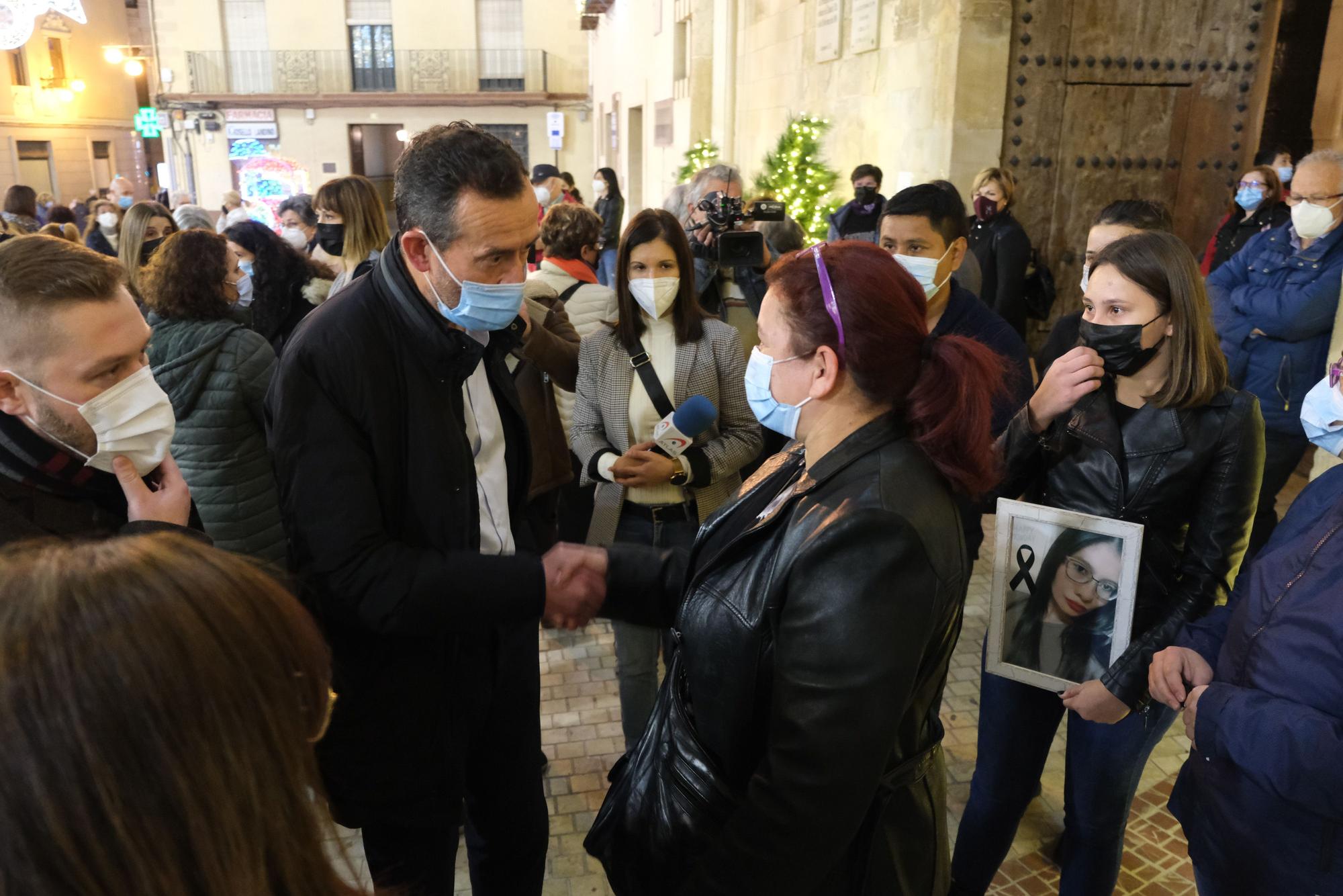 Concentración de repulsa por el asesinato de Yolanda en Elche. Familiares de la joven acudieron al emotivo acto en la Plaza de Baix