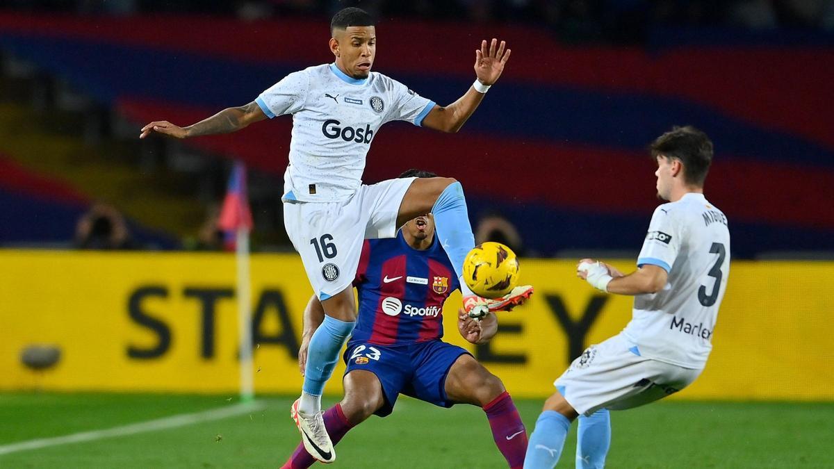 Sávio controla el balón ante Miguel, su compañero, y Koundé en el Barça-Girona de Montjuïc.