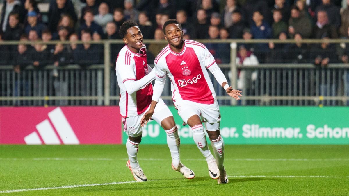 Idumbo Muzambo (derecha), celebrando un gol con el Jong Ajax
