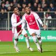 Idumbo Muzambo (derecha), celebrando un gol con el Jong Ajax