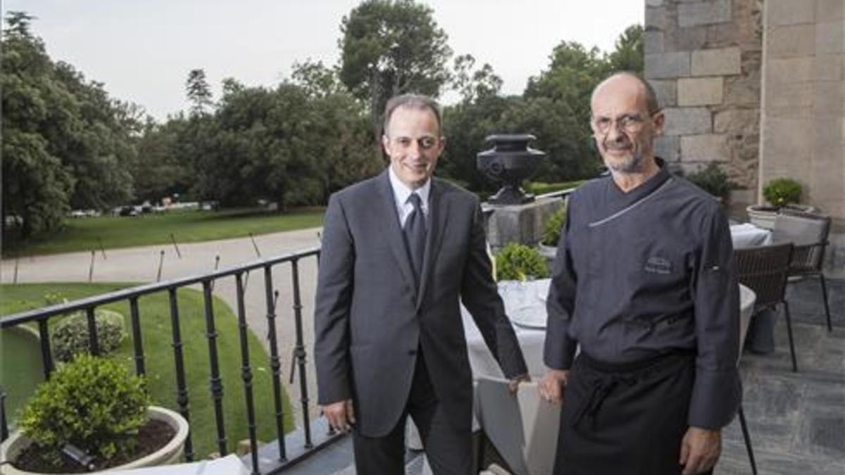 Toni Gerez y Xavier Sagristà, en la terraza del restaurante del castillo de Peralada. Foto: Jordi Ribot / Iconna