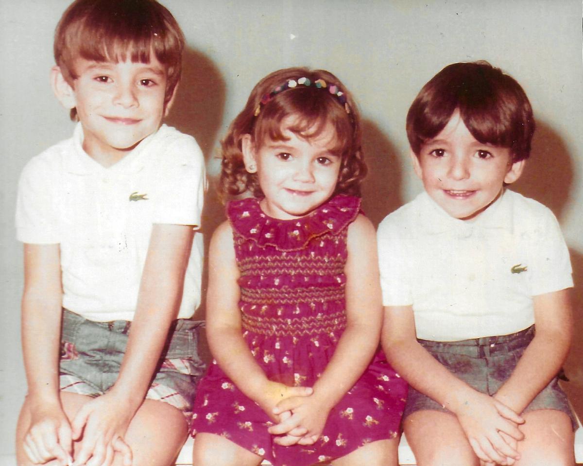 Juan Manuel Jiménez Arenas, primero por la izquierda, en 1974 con sus hermanos María José y Ángel.