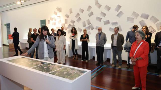 La comisaria de la exposición, Sarah Barbará, durante el acto de inauguración en Afundación. | // ALBA VILLAR