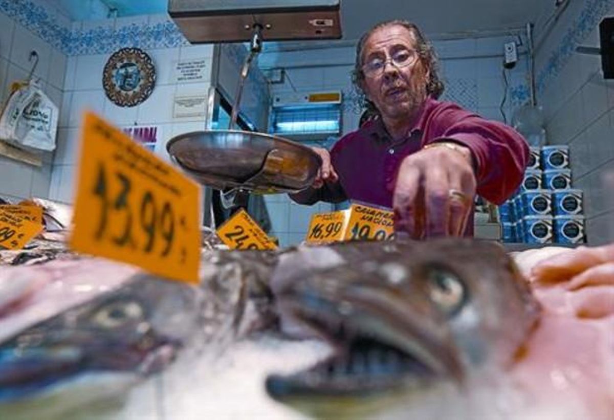 Treballant 8 Ricard Jardí, a la seva peixateria del carrer de València, dijous. Treballant 8 Ricard Jardí, a la seva peixateria del carrer de València, dijous.