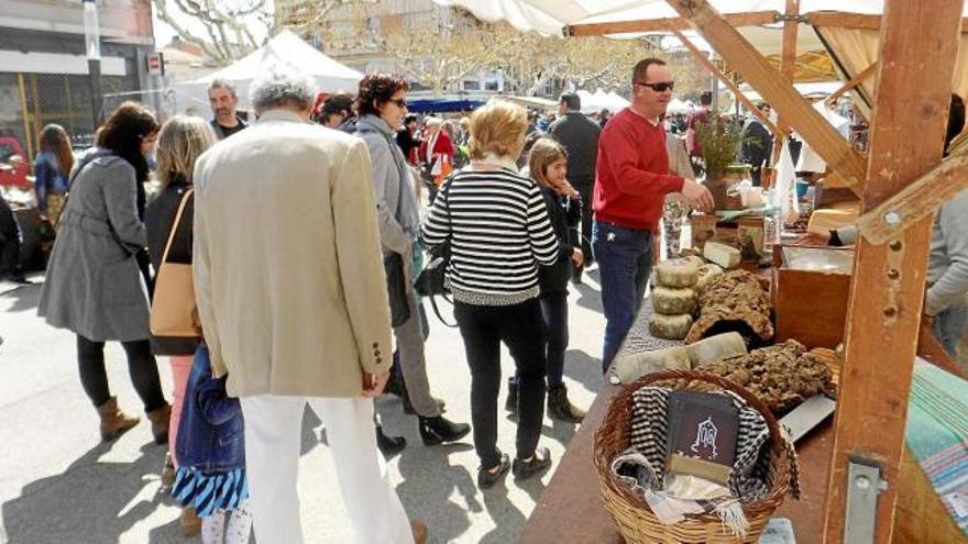 Visitants a la Fira de Primavera de Navàs, ahir al matí, davant d&#039;una de les parades del passeig de Ramon Vall