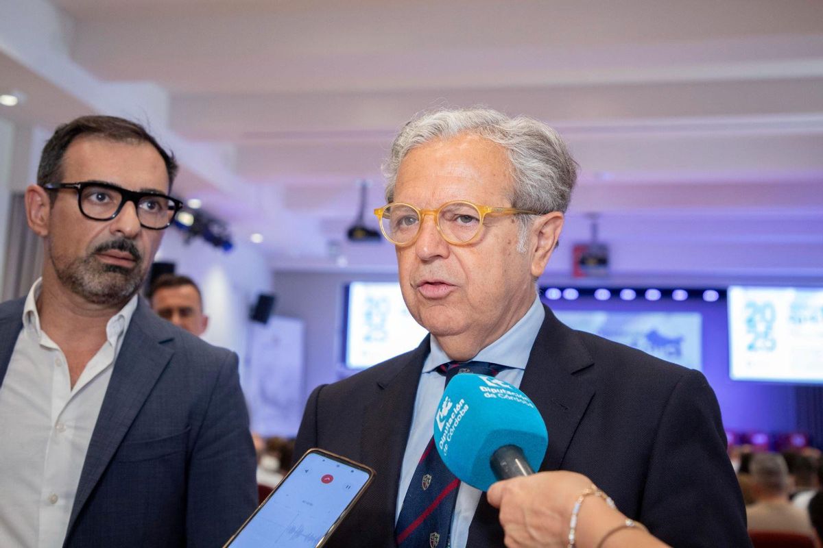 Félix Romero y Salvador Fuentes atienden a la prensa.