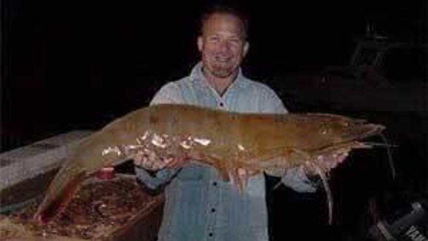 Un presunto pescador muestra un ejemplar de langostino a todas luces irreal.