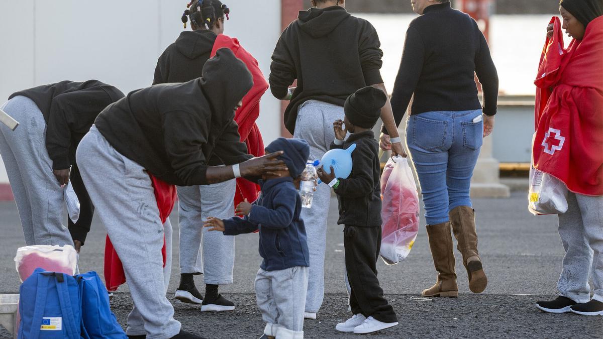 Un centenar de migrantes están alojados en carpas en el Puerto de Arrecife (Lanzarote)