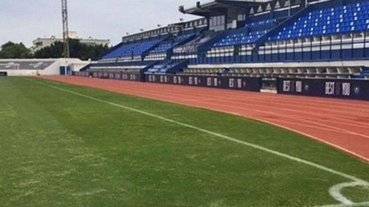 El Estadio Municipal Antonio Lorenzo Cuevas, semanas antes de su cierre definitivo, en la primavera de 2021.