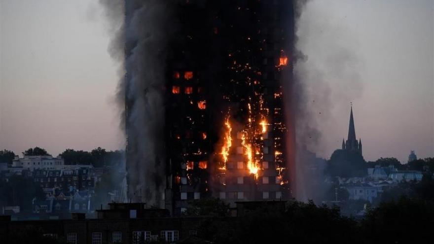 Un incendio azota a los pobres en el barrio más rico de Londres