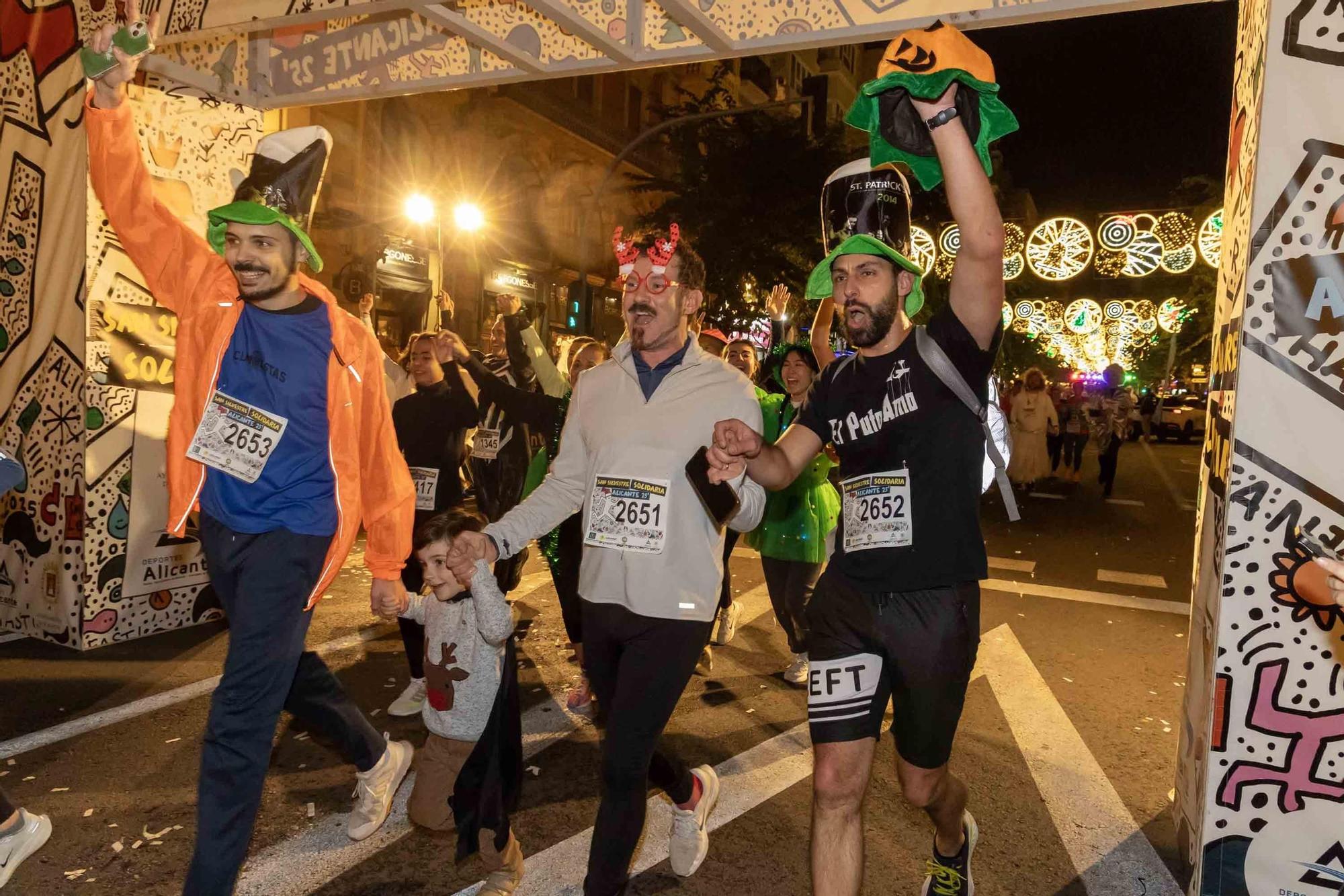 La San Silvestre de Alicante llena de colorido la ciudad